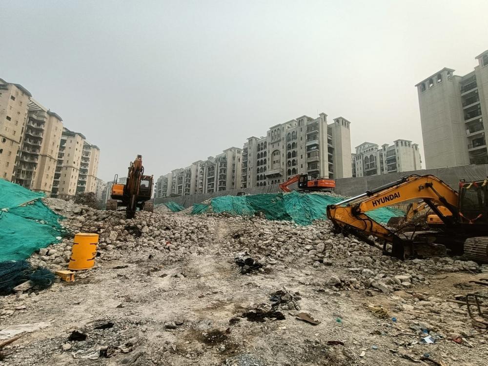 The Weekend Leader - Demolition Derby: No peace for families living near shell of Noida twin towers